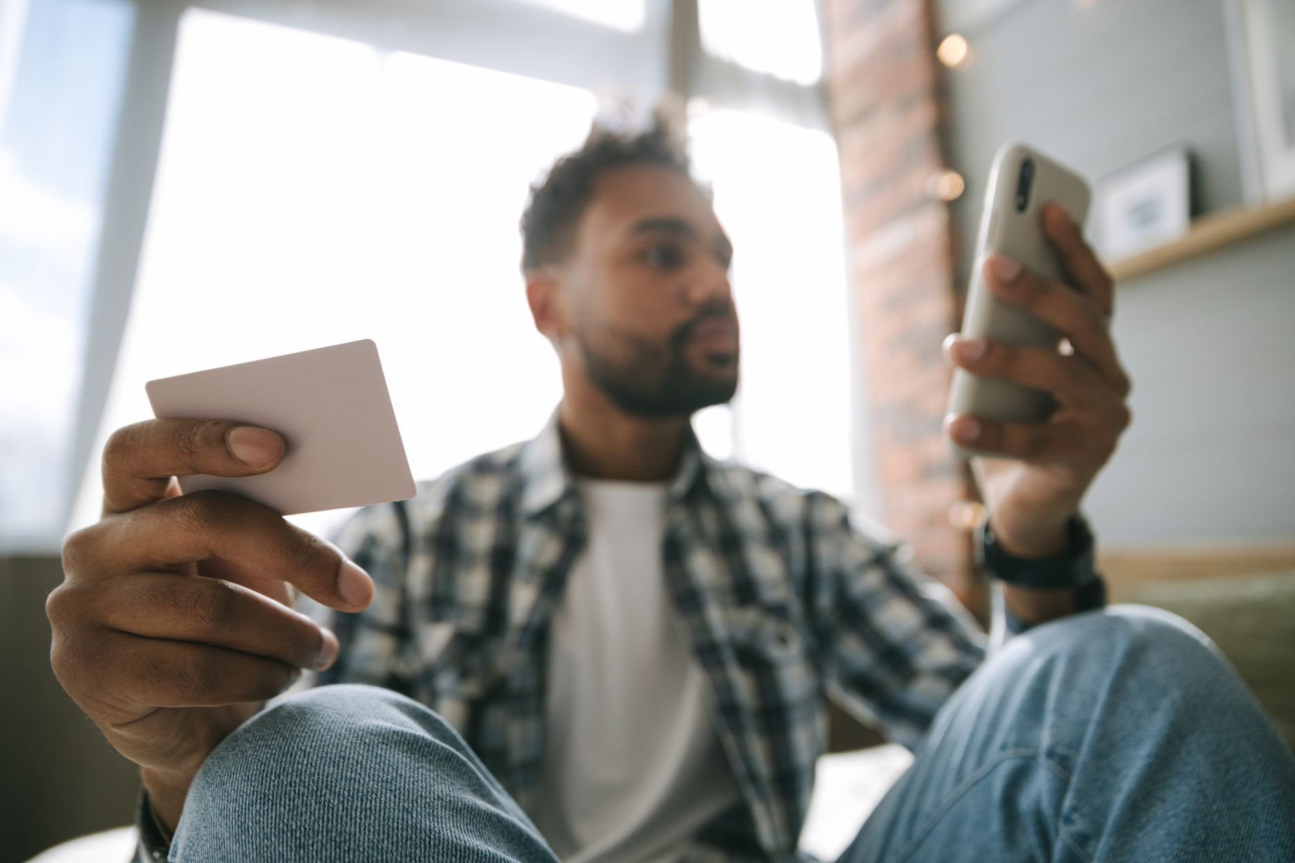 Pessoa testando um celular com dois chips sobre uma mesa