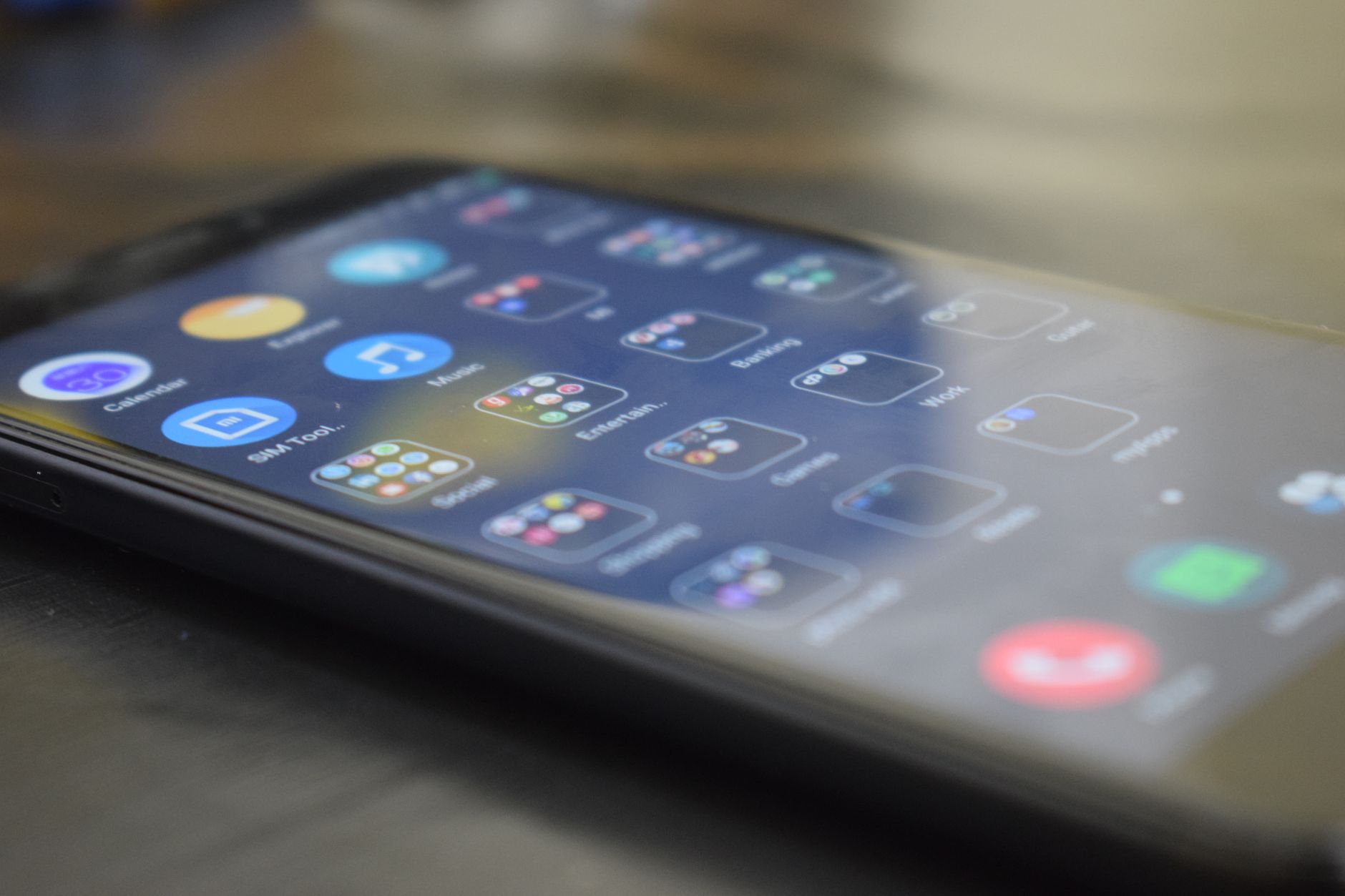 Como limpar a tela do celular sem danificar o revestimento Close-up shot of a smartphone screen showing various app icons, indicating digital technology use.