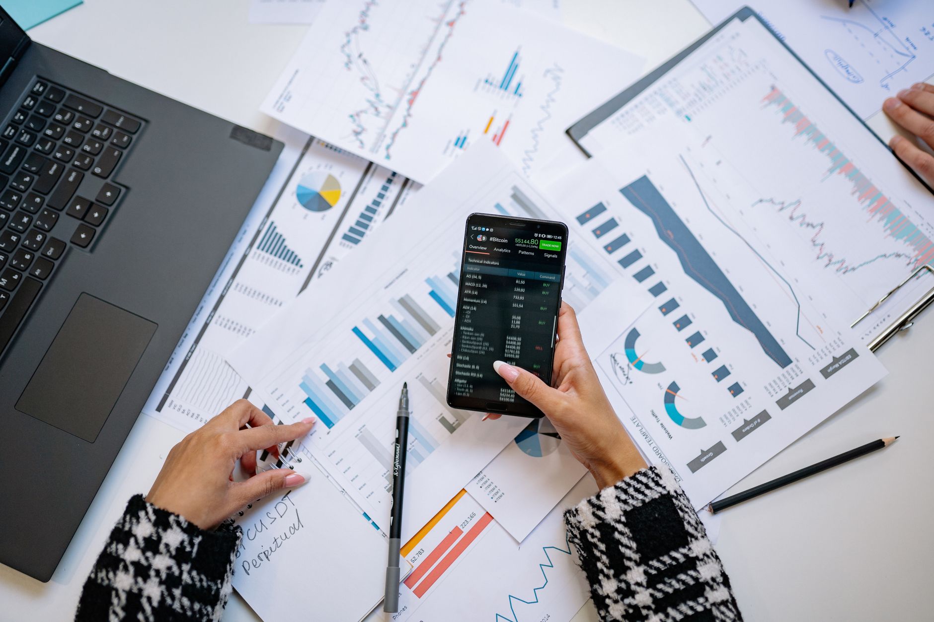Como transferir tudo do iPhone para o Android A top view on charts and smartphone in an office, showcasing data analytics.