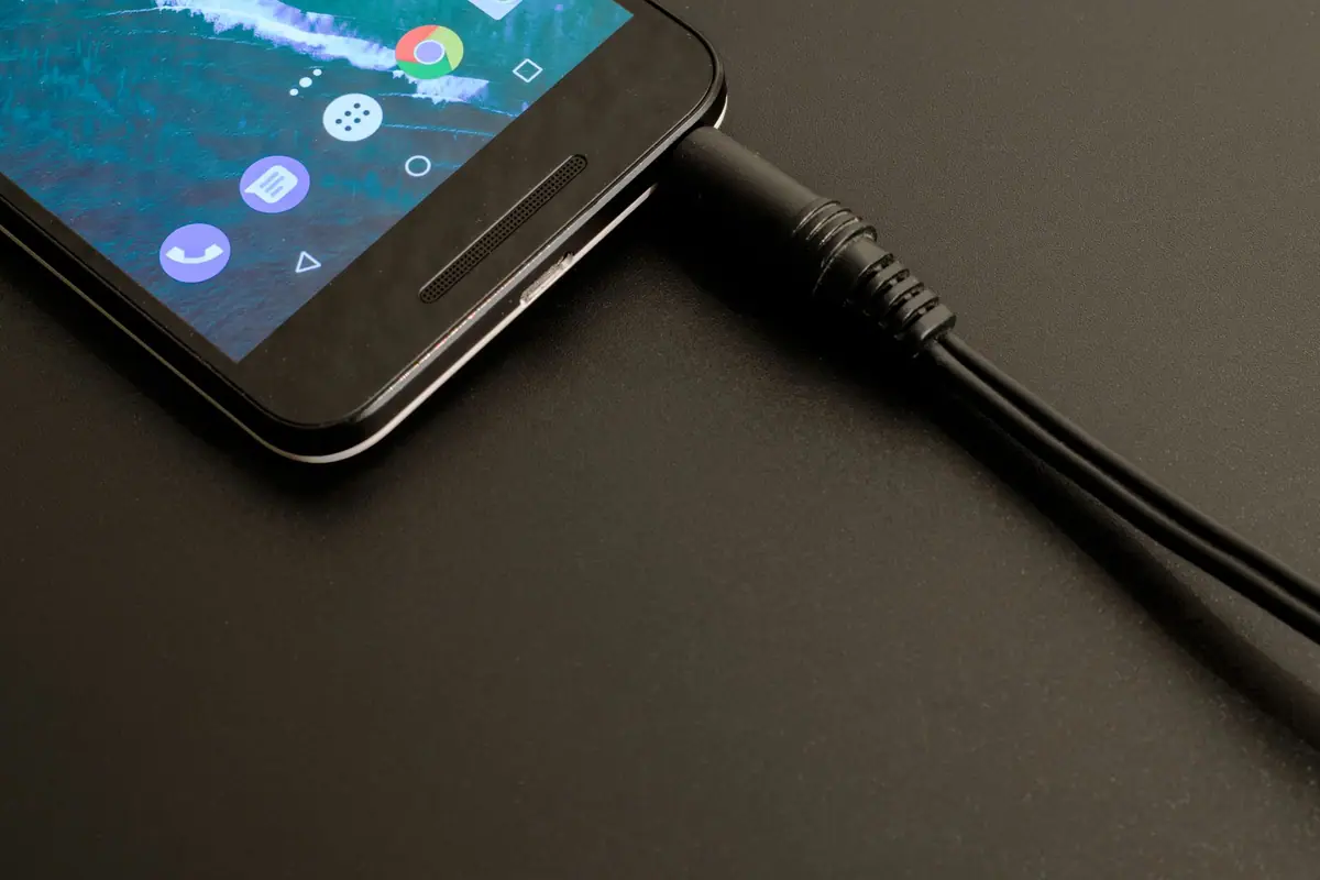 Smartphone sendo carregado em um fundo escuro