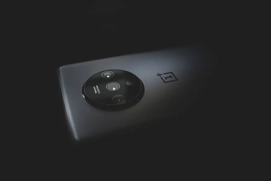 Detalhe de câmera de smartphone em fundo escuro Detalhe de câmera de smartphone em fundo escuro