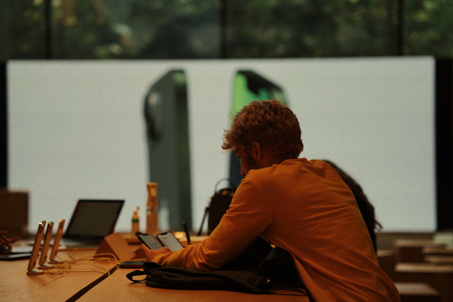 O que comparar antes de comprar o Galaxy A34 A customer examines smartphones in a modern İstanbul gadget store.