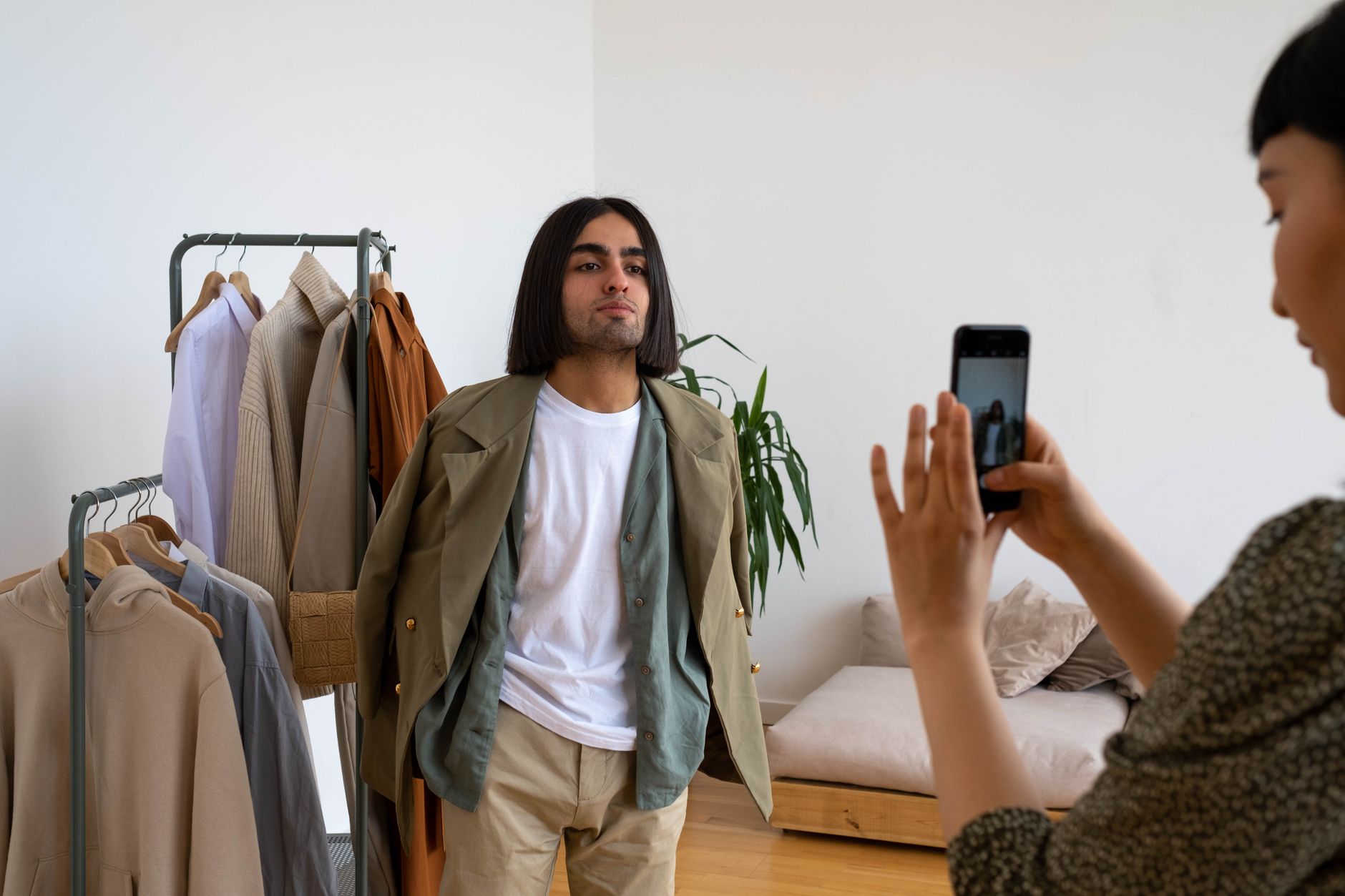 Galaxy A54 ainda vale a pena? Veja como decidir A casual fashion photoshoot indoors featuring friends capturing moments with a smartphone.