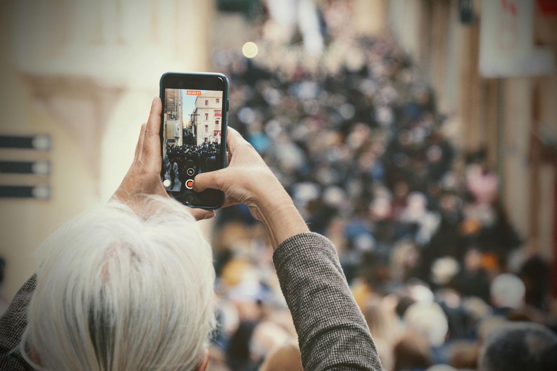 Galaxy S24 ainda vale a pena? Como decidir hoje A person records a vibrant religious procession in Valletta, Malta with a smartphone.