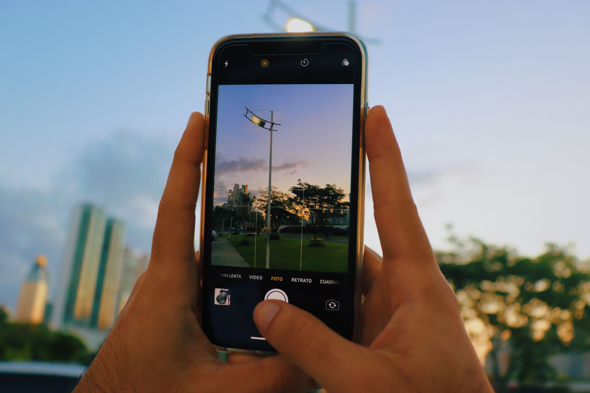 Galaxy S25 x Galaxy S24: vale a pena o upgrade? A close-up shot of a smartphone taking a photo of a city skyline during sunset.