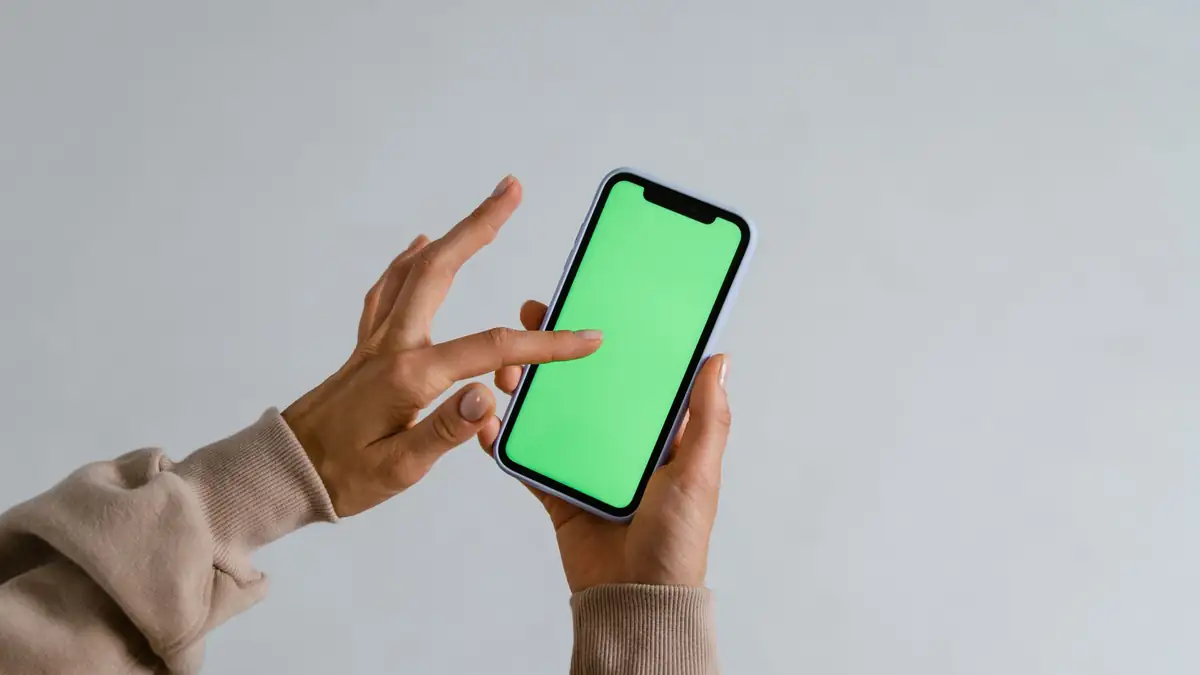 Mãos usando gestos de toque na tela de um celular