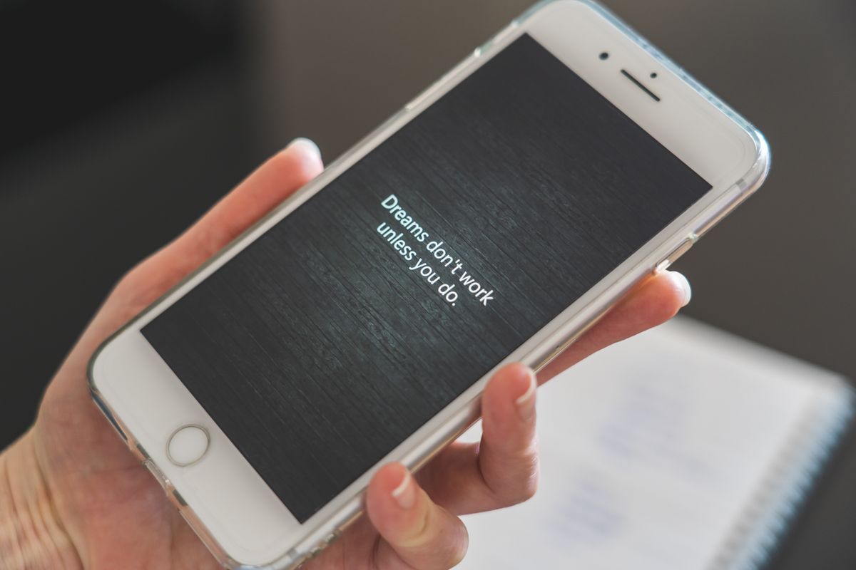 Pessoa segurando celular exibindo tela com alerta de rede e sem sinal