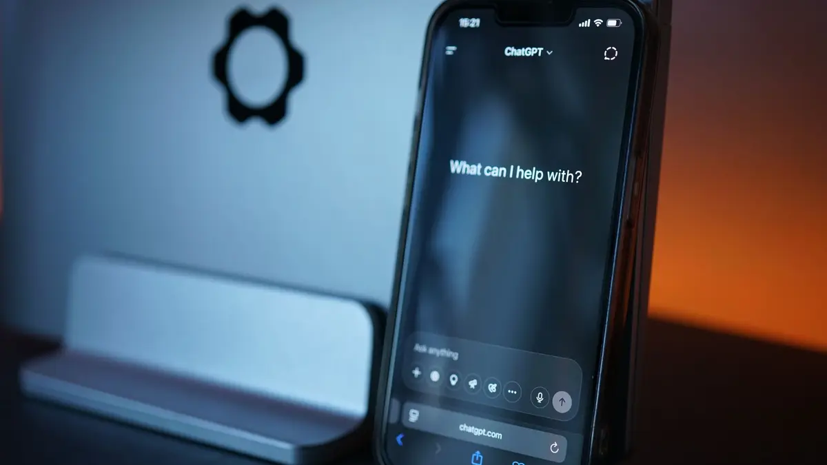 Celular exibindo a tela de um assistente de inteligência artificial
