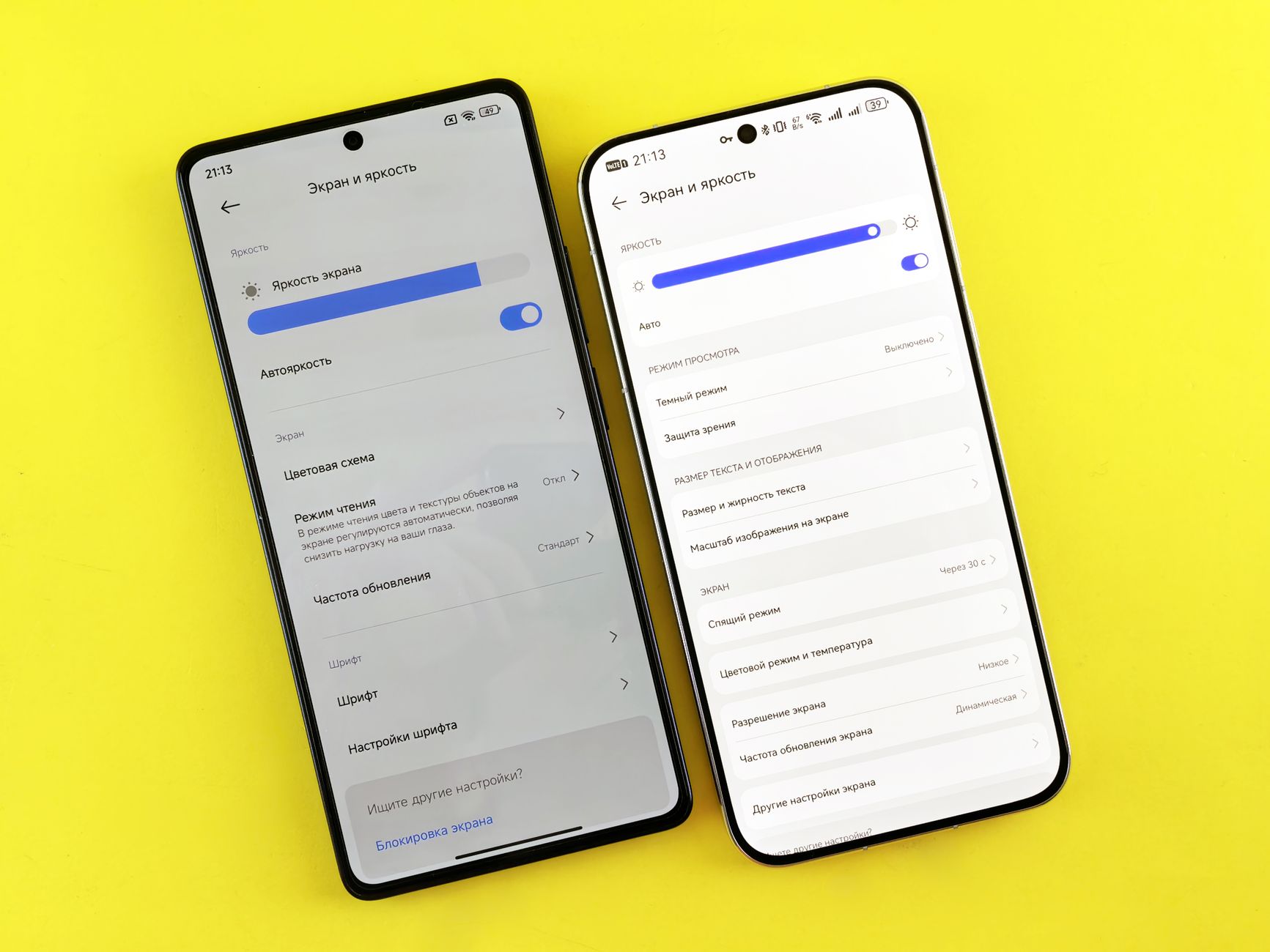 O que são nits e quanto brilho seu celular precisa Two smartphones compared showing screen settings, displayed on a vibrant yellow background.
