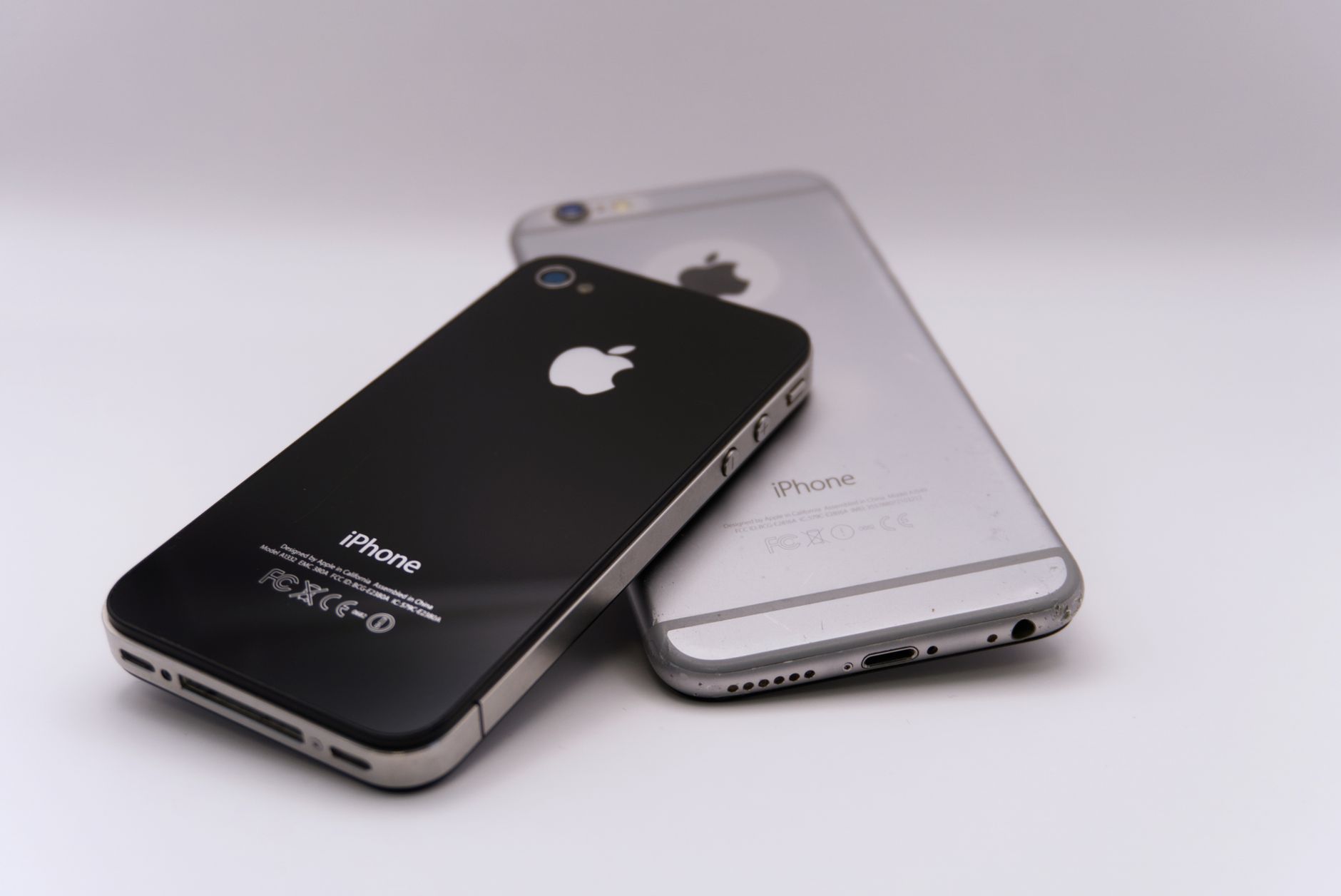 Como analisar o custo-benefício de um celular potente Two smartphones displayed on a white surface, showcasing modern technology.