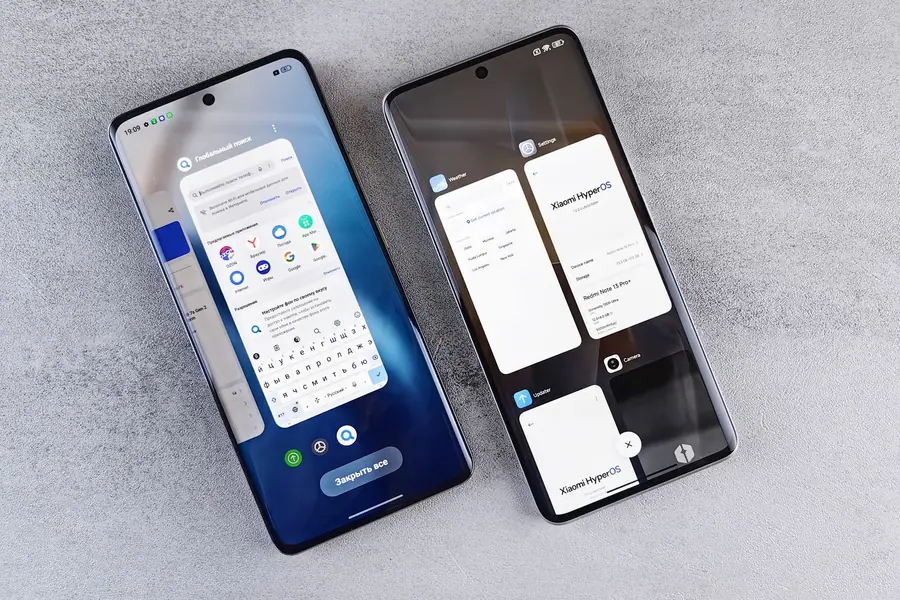 Dois smartphones modernos lado a lado exibindo interfaces diferentes Dois smartphones modernos lado a lado exibindo interfaces diferentes