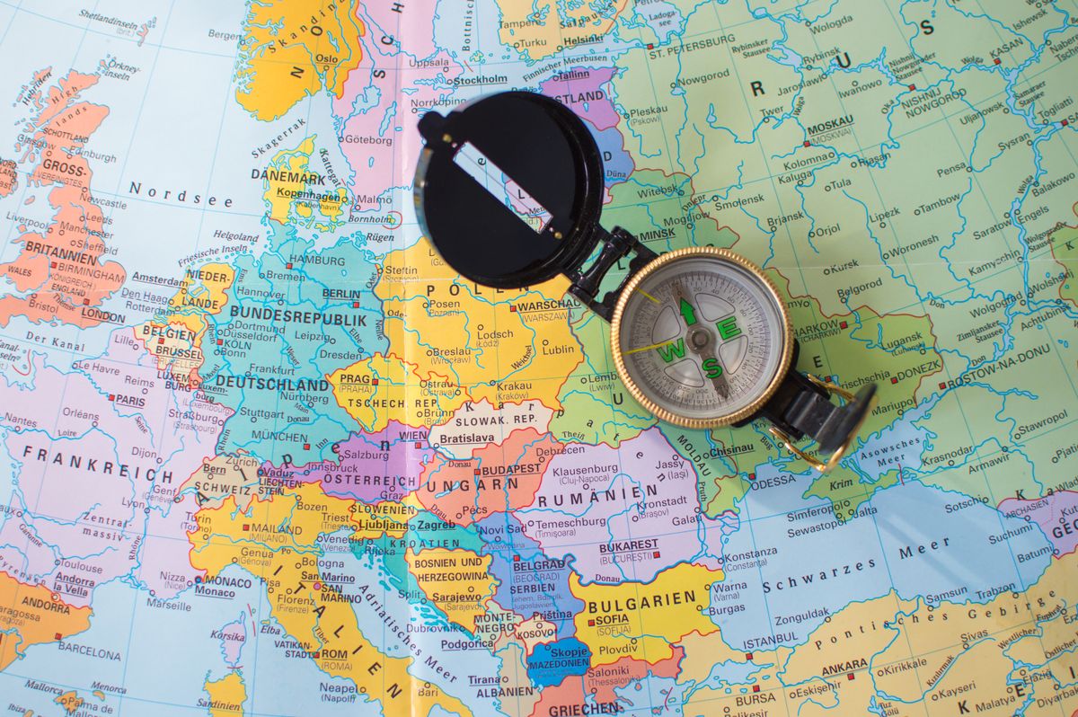 Chaves de um apartamento colocadas sobre um mapa da Europa e notas de euro.