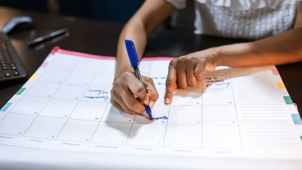 Calendário de mesa com anotações de datas importantes
