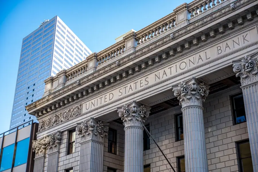 Fachada de um banco histórico com colunas clássicas Fachada de um banco histórico com colunas clássicas