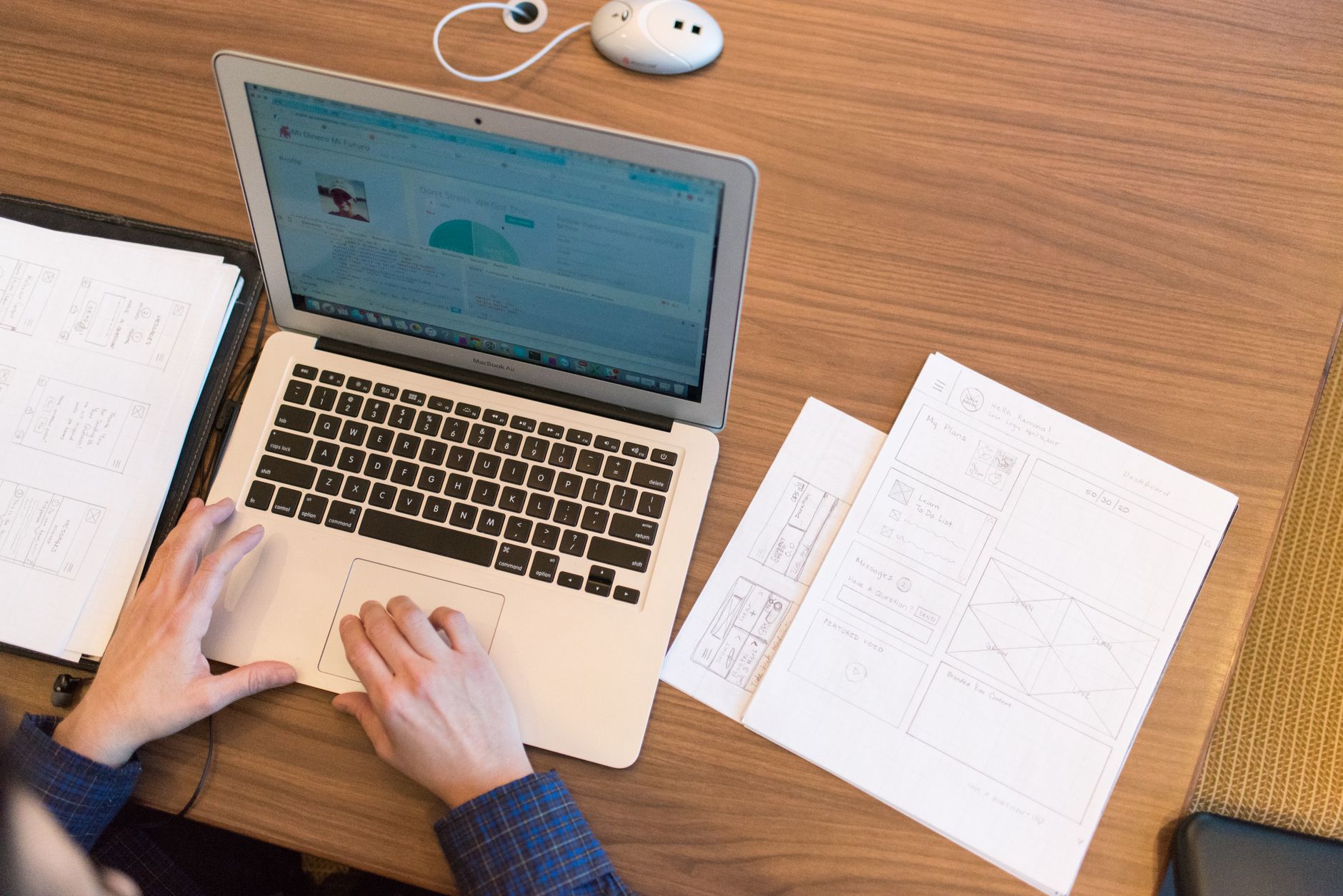 Pessoa utilizando laptop para conferir documentos financeiros e extratos bancários em euro.