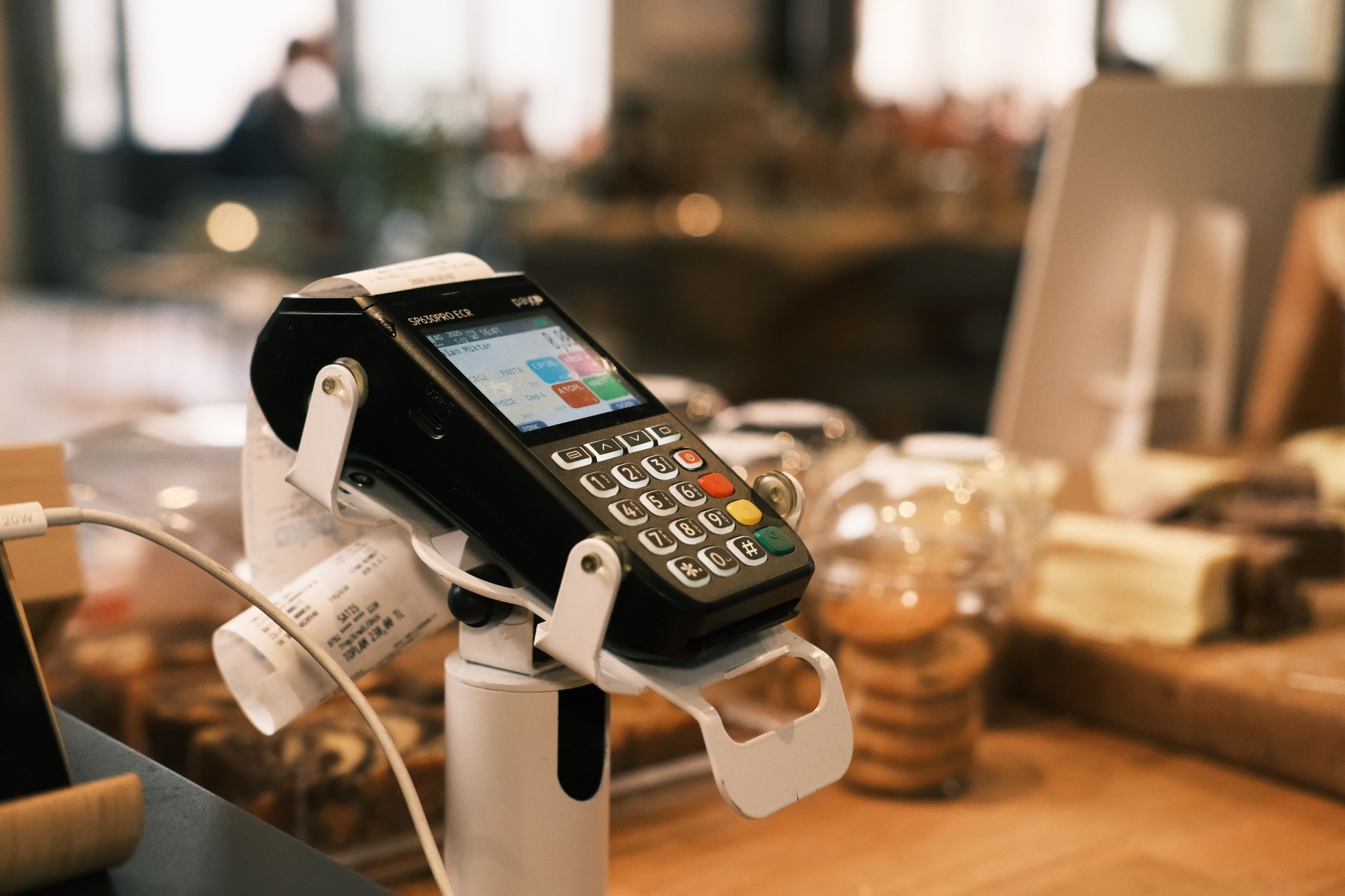 Como fazer compras na Europa com cartão internacional? Close-up of a payment terminal at a modern café counter in Konya, Türkiye.