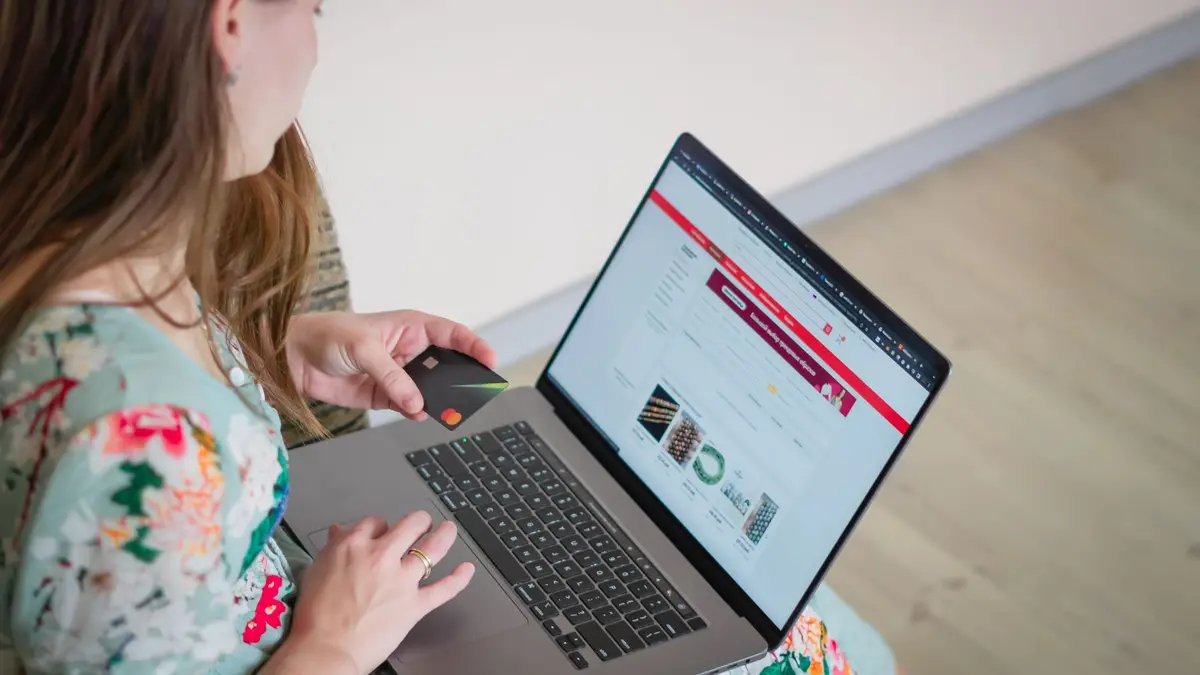 Mulher fazendo compras online num notebook