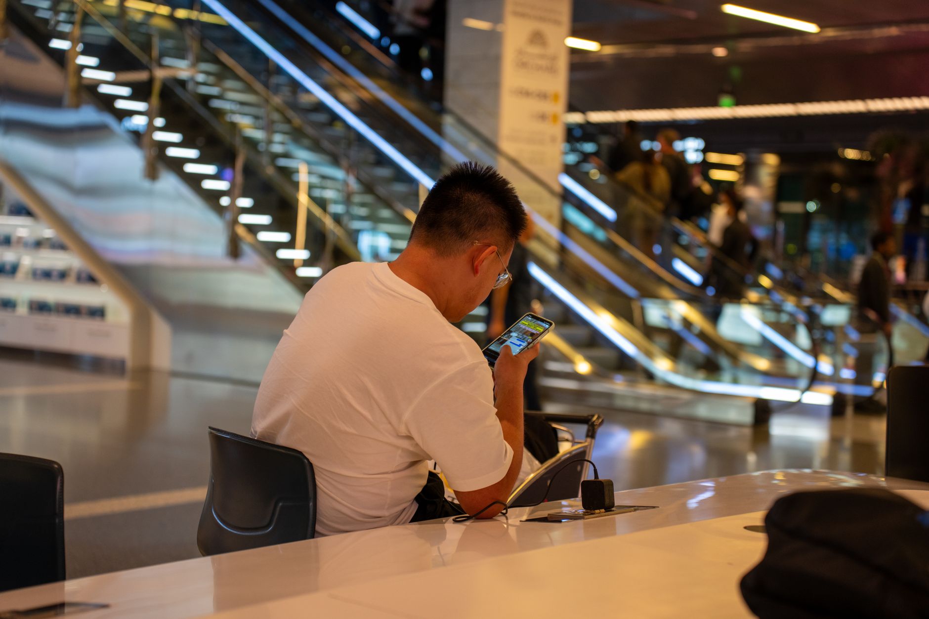 Pessoa conferindo uma compra internacional e a conversão de moedas no celular