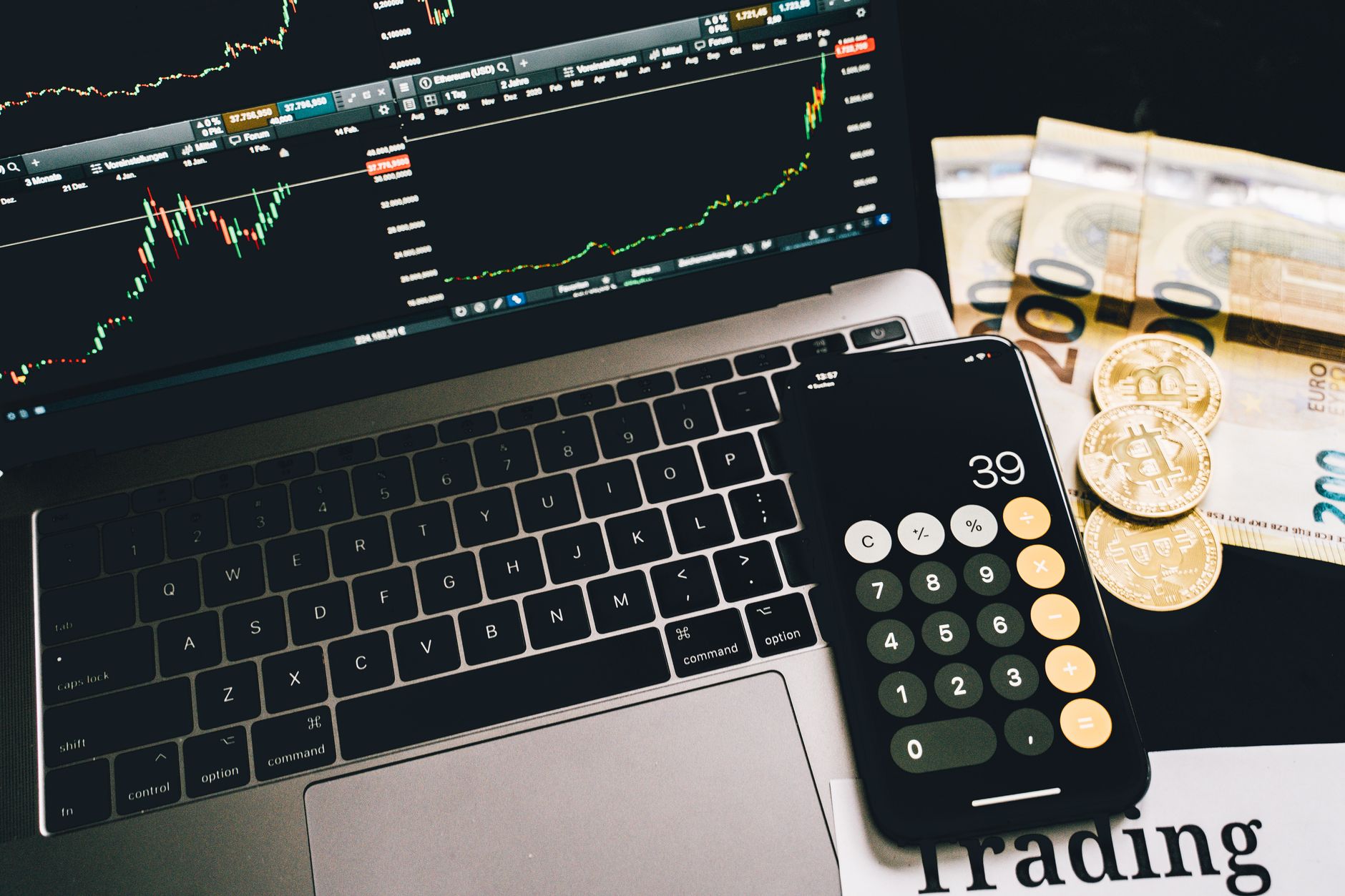 Pessoa acompanha notícias econômicas diante de uma tela com a cotação do euro