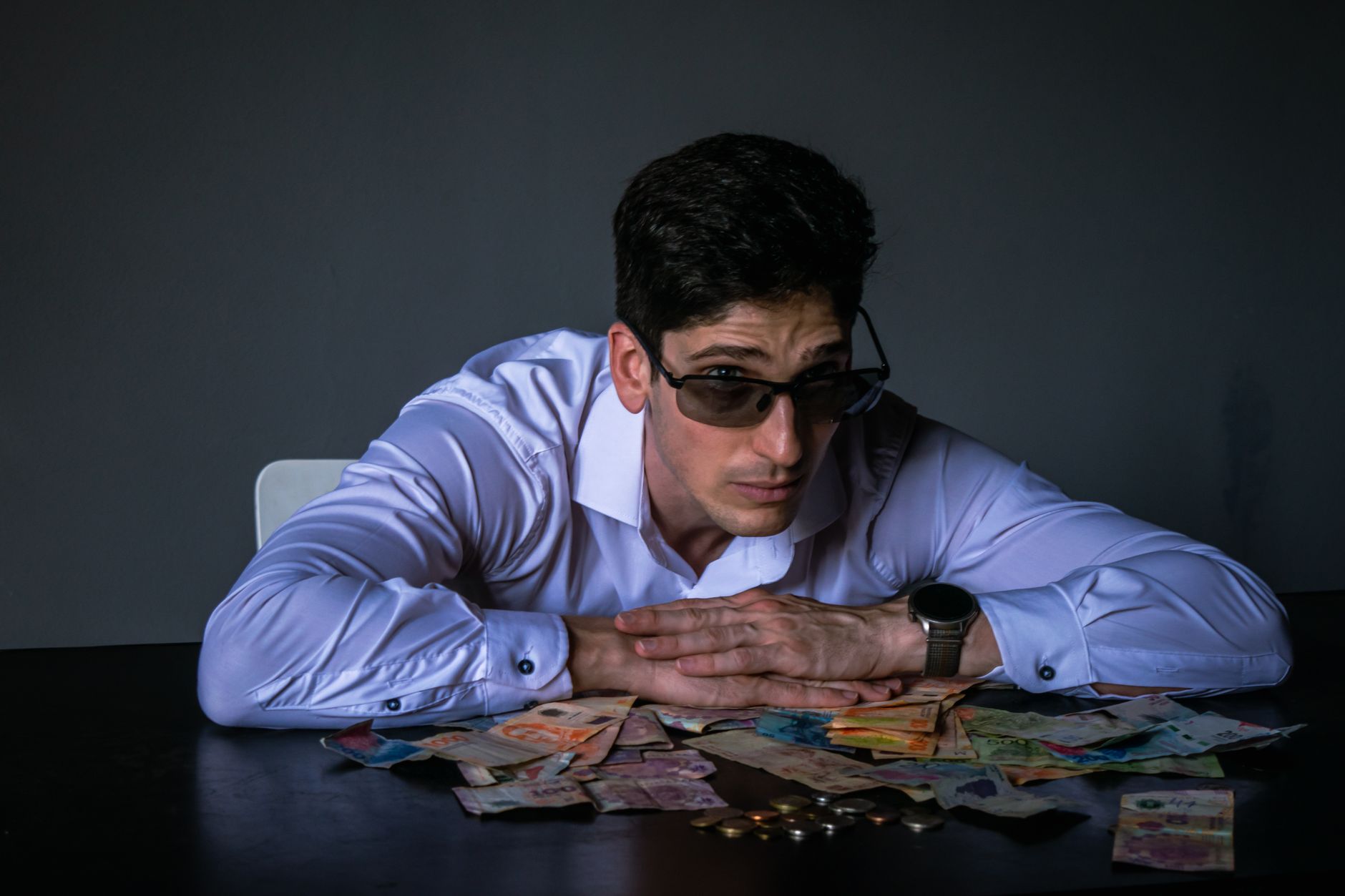 Viajante comparando cotações e organizando dinheiro sobre uma mesa