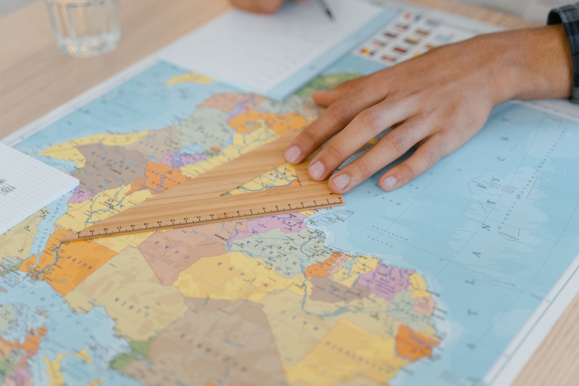 Estudante organizando documentos e orçamento em uma mesa antes de viajar para a Europa