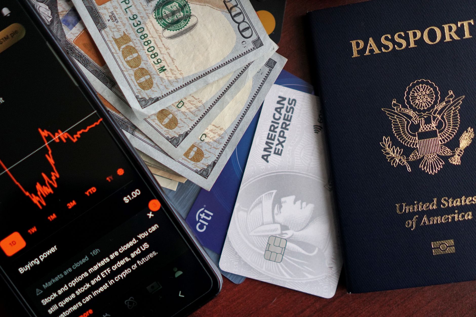 Pessoa analisando a fatura de um cartão internacional e planejando uma viagem à mesa