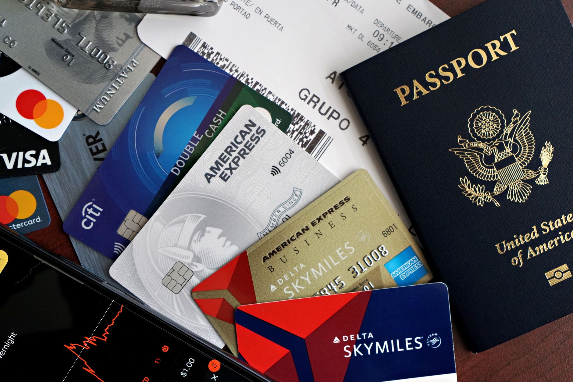 Como funciona um fundo de investimento no exterior offshore A collection of travel essentials including a passport, credit cards, and a boarding pass. Ideal for travel and finance concepts.
