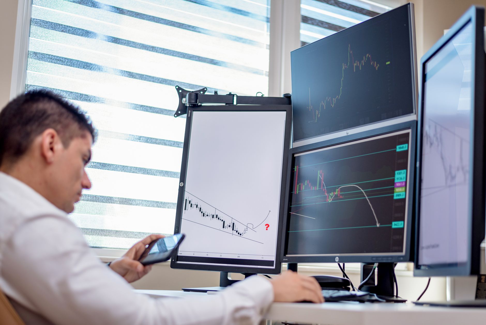Pessoa analisando gráficos de cotação do dólar em uma tela de computador