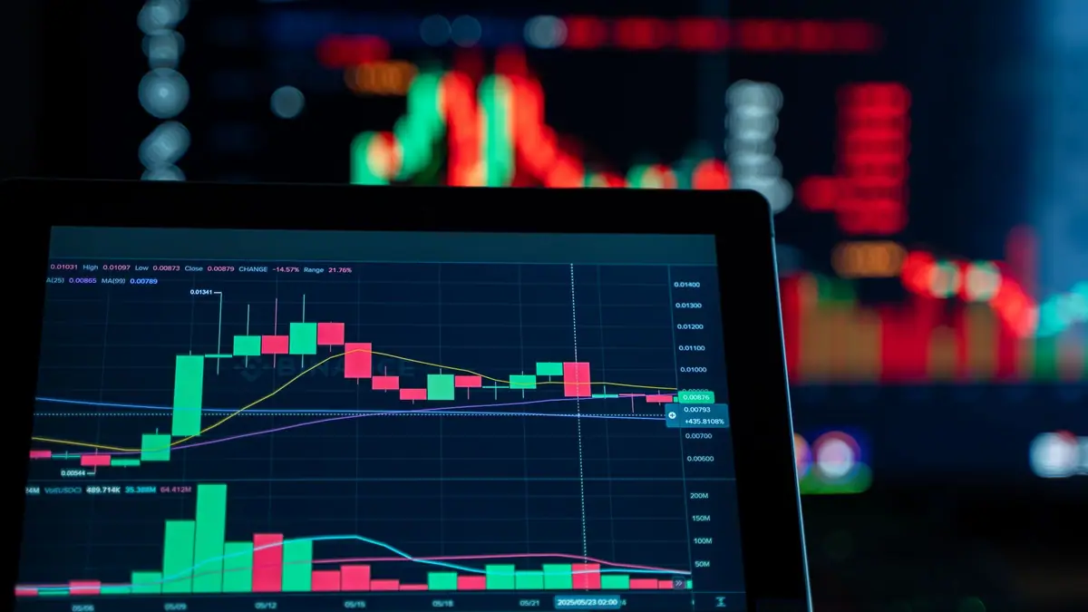 Tela de negociação com gráficos de candles e dados de mercado
