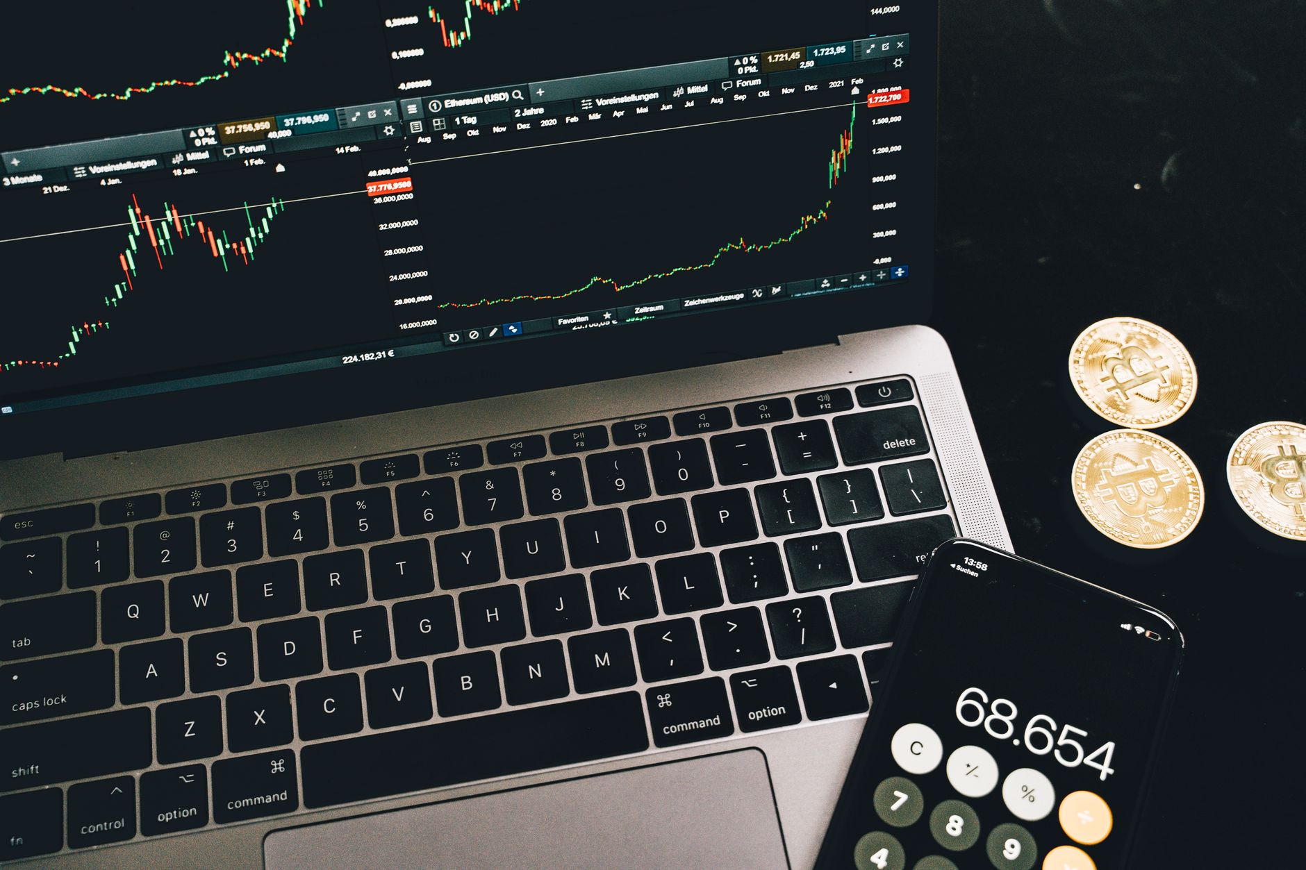 Pessoa analisando a cotação do dólar em uma tela ao lado de documentos financeiros.
