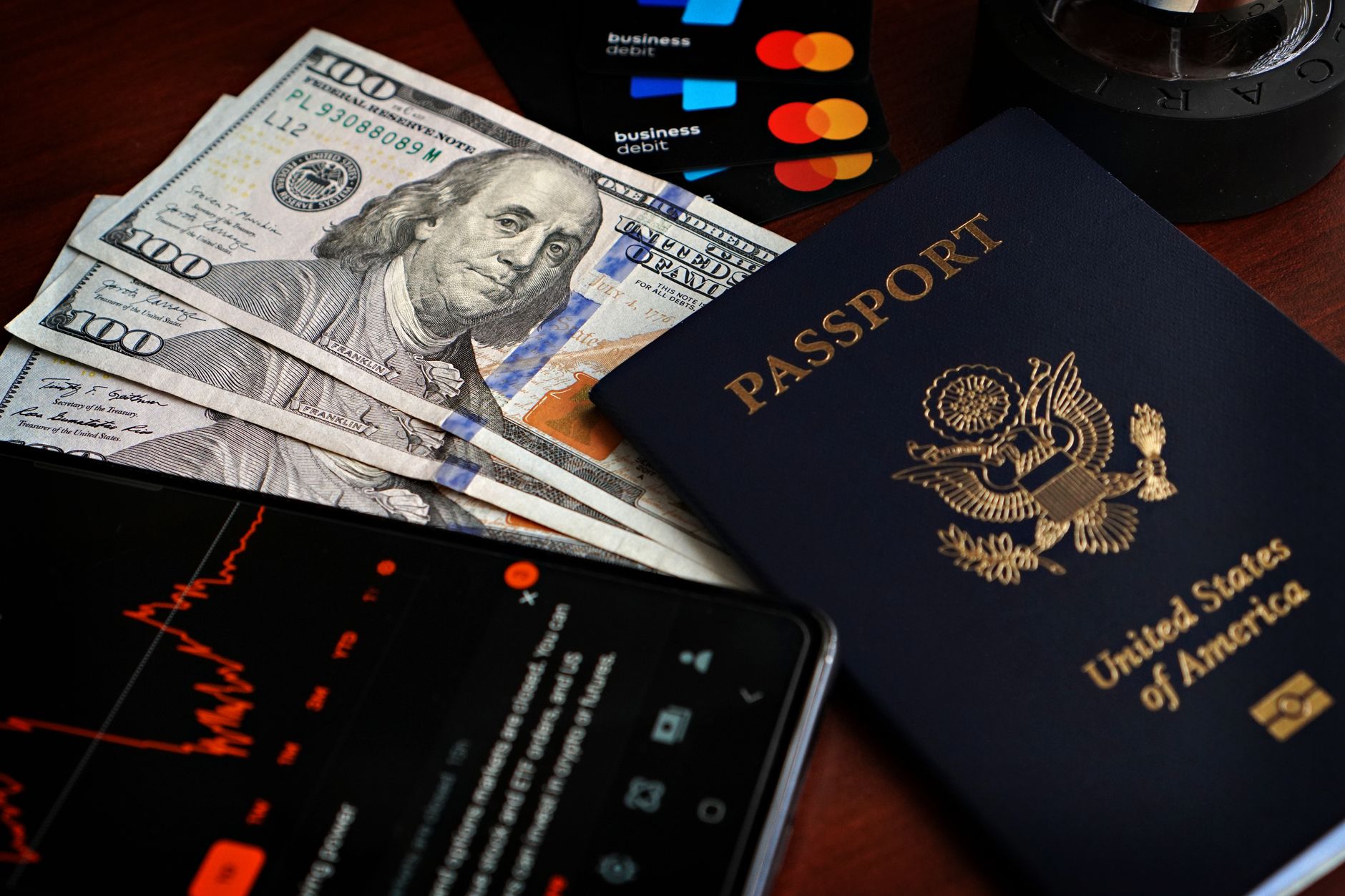 Pessoa segurando passaporte e cartão de débito internacional ao planejar viagem para a Europa.