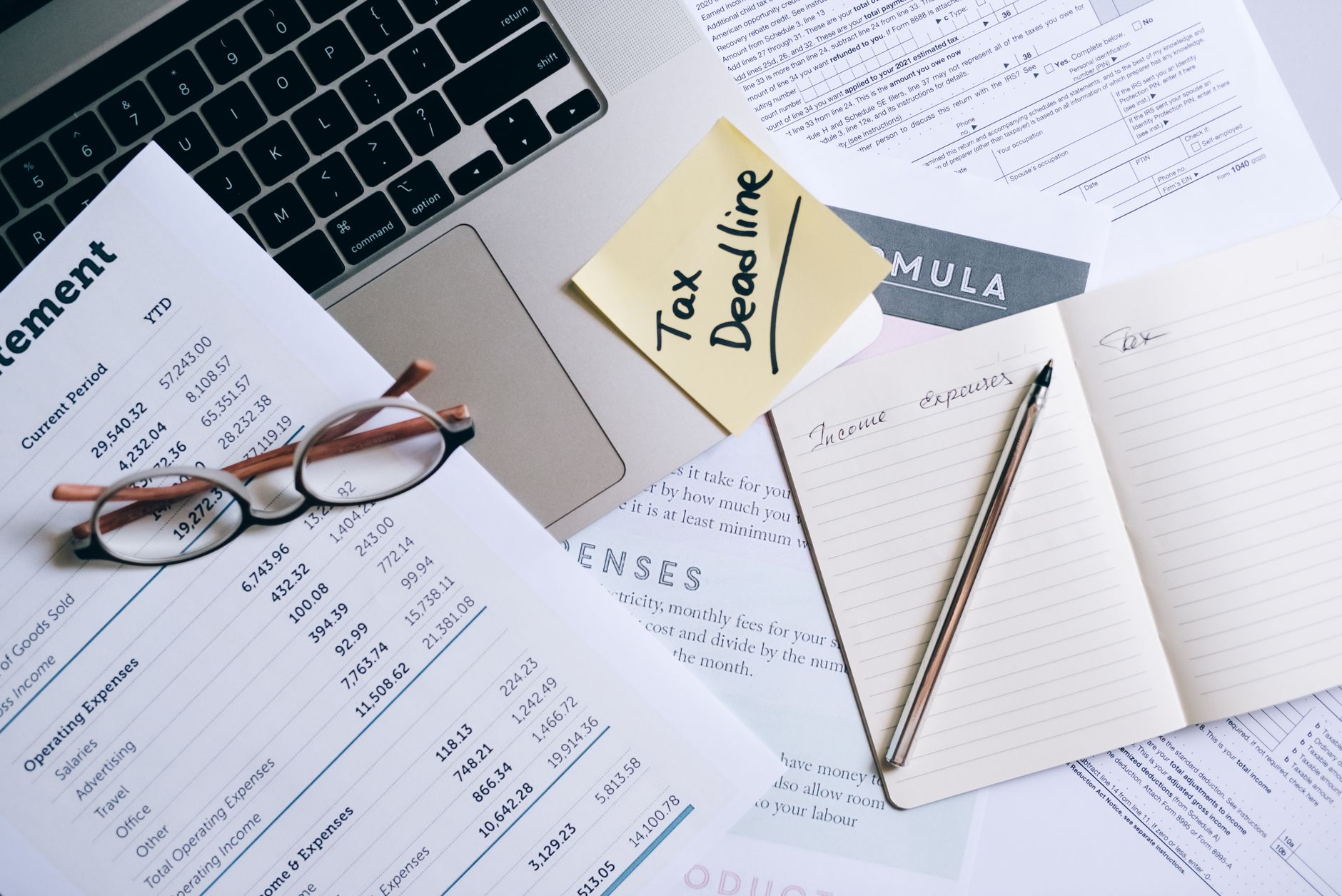 Conta internacional bloqueada por compliance: como resolver Workspace with laptop, documents, and tax deadline note for financial management.