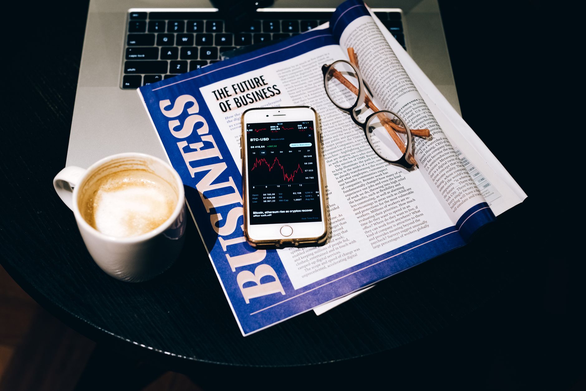 Pessoa acompanhando notícias econômicas sobre o euro em uma mesa de trabalho