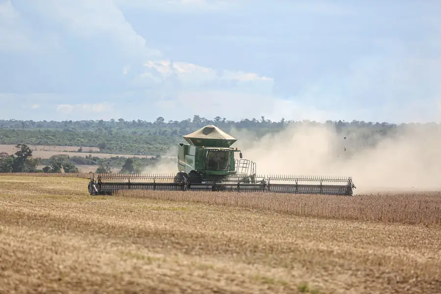 Colheitadeira em operação em uma grande lavoura no Brasil Colheitadeira em operação em uma grande lavoura no Brasil
