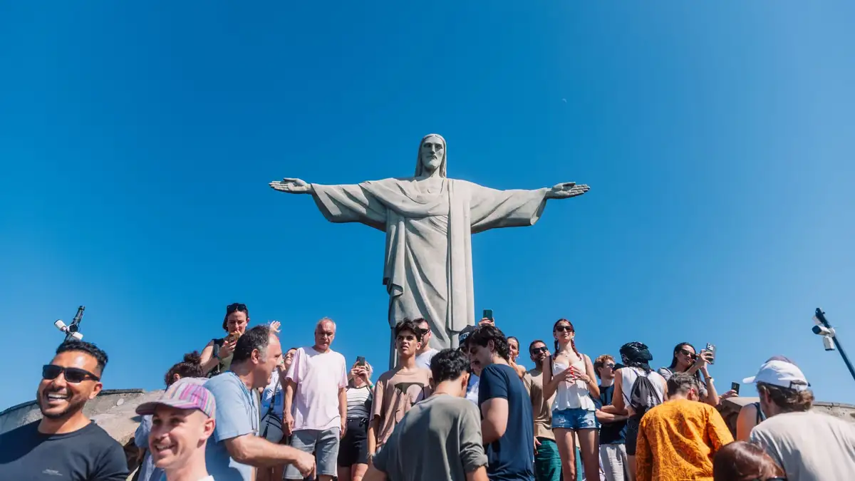 Turistas reunidos aos pés do Cristo Redentor no Rio de Janeiro