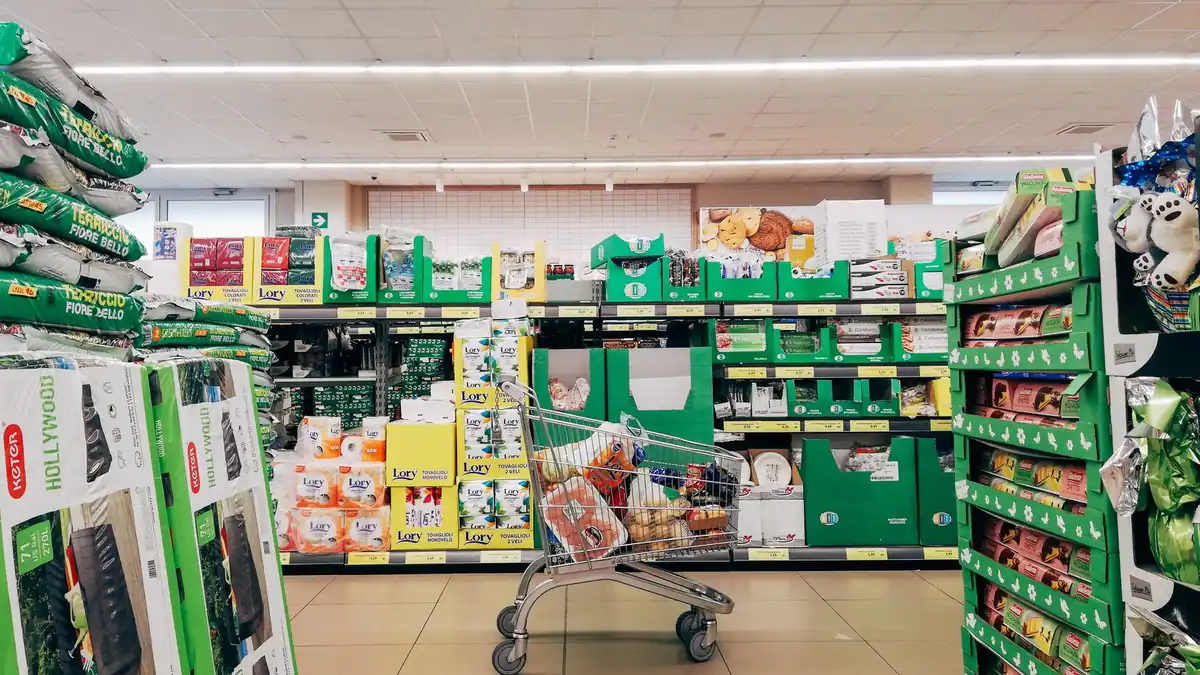 Prateleiras de supermercado com alimentos variados