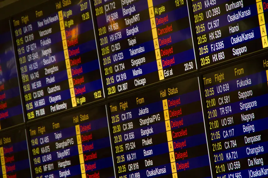 Painel de informações de voos em um aeroporto Painel de informações de voos em um aeroporto