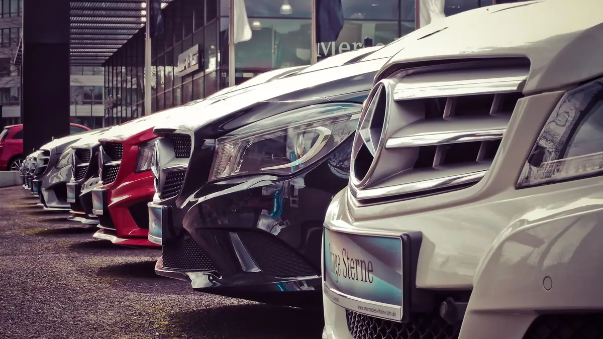 Carros expostos em uma concessionária