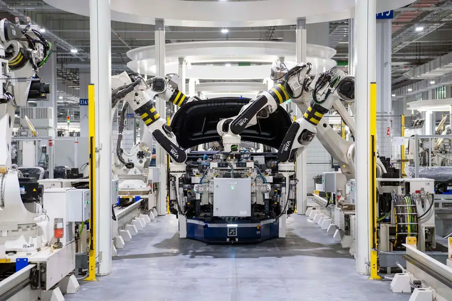 Robôs montando um carro em uma fábrica moderna