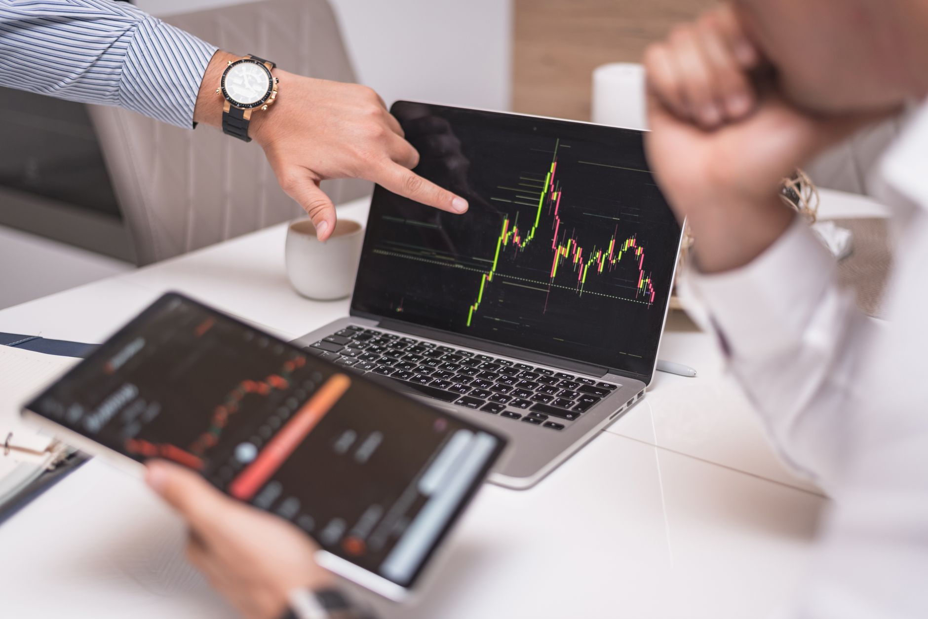 Investidor analisando gráficos financeiros do mercado europeu na tela de um computador.