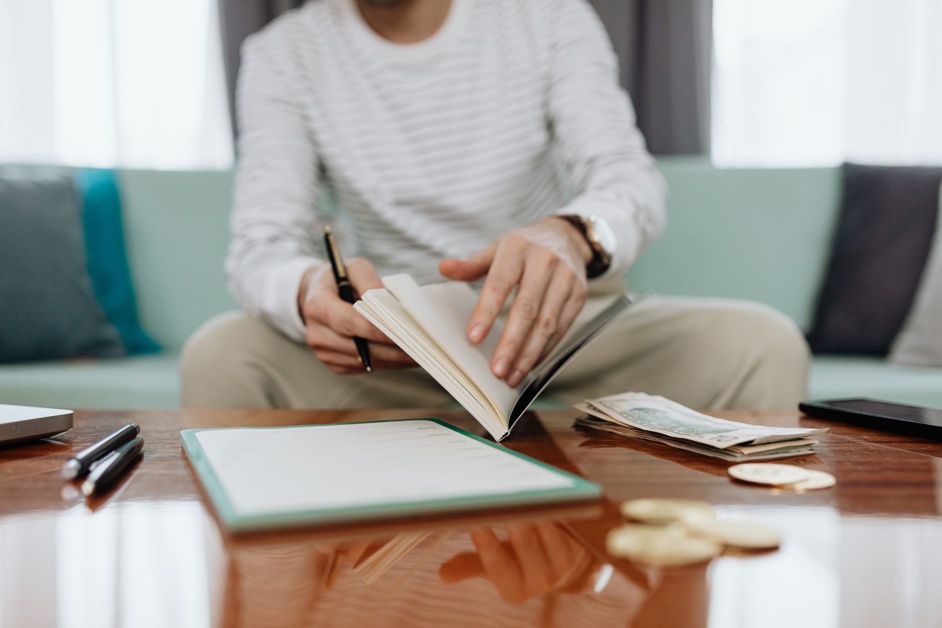 Pessoa analisando investimentos internacionais em uma mesa com notebook e documentos