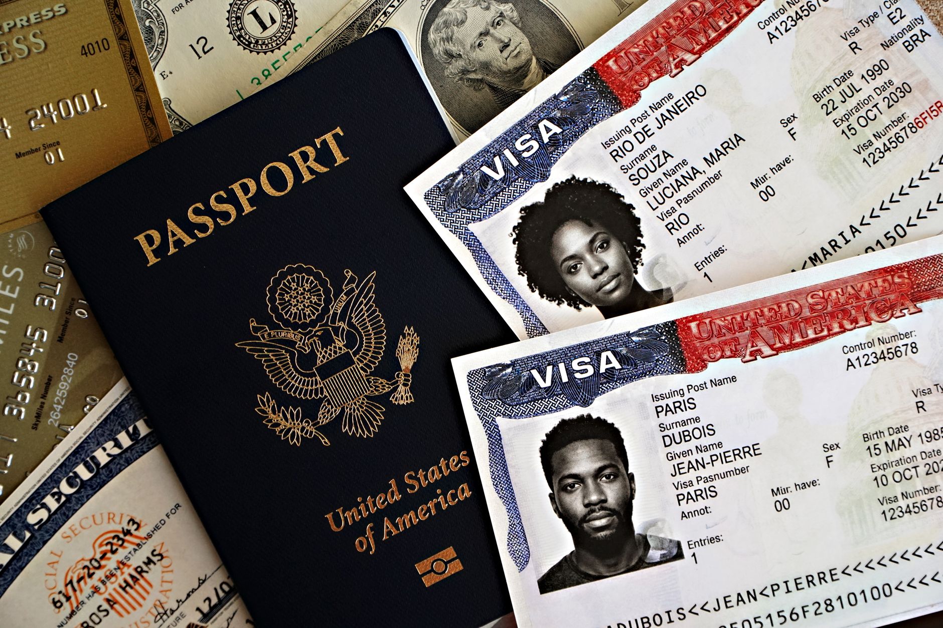 Cédulas de euro e dólar sobre uma mesa ao lado de um passaporte e calculadora.