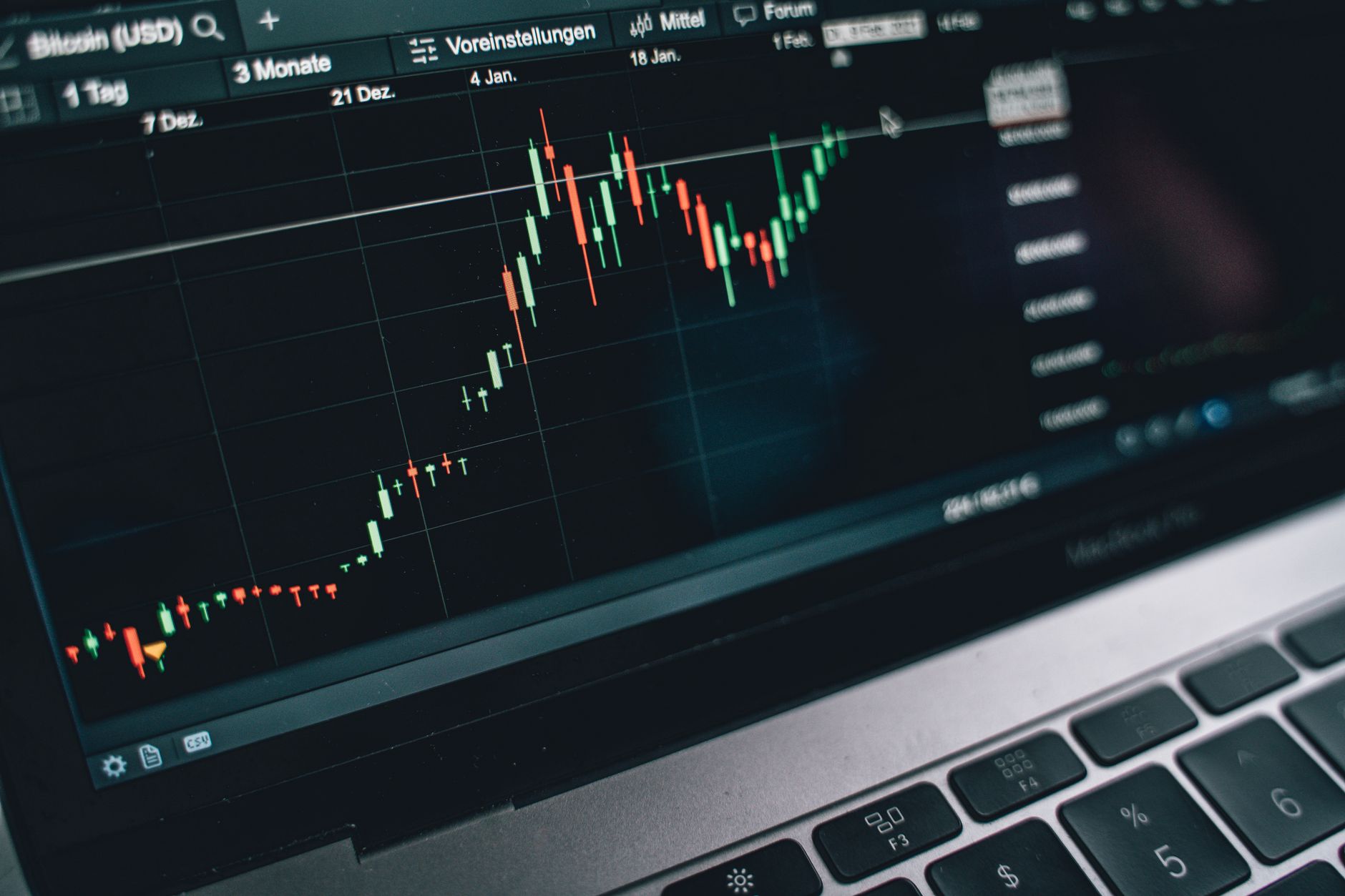 Como eleições podem afetar o euro? Close-up of a computer screen displaying cryptocurrency market trends and data.