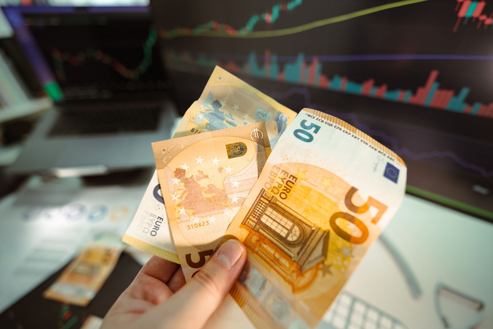 Refinaria de petróleo iluminada ao lado de cédulas de euro representando o impacto da energia na economia europeia.