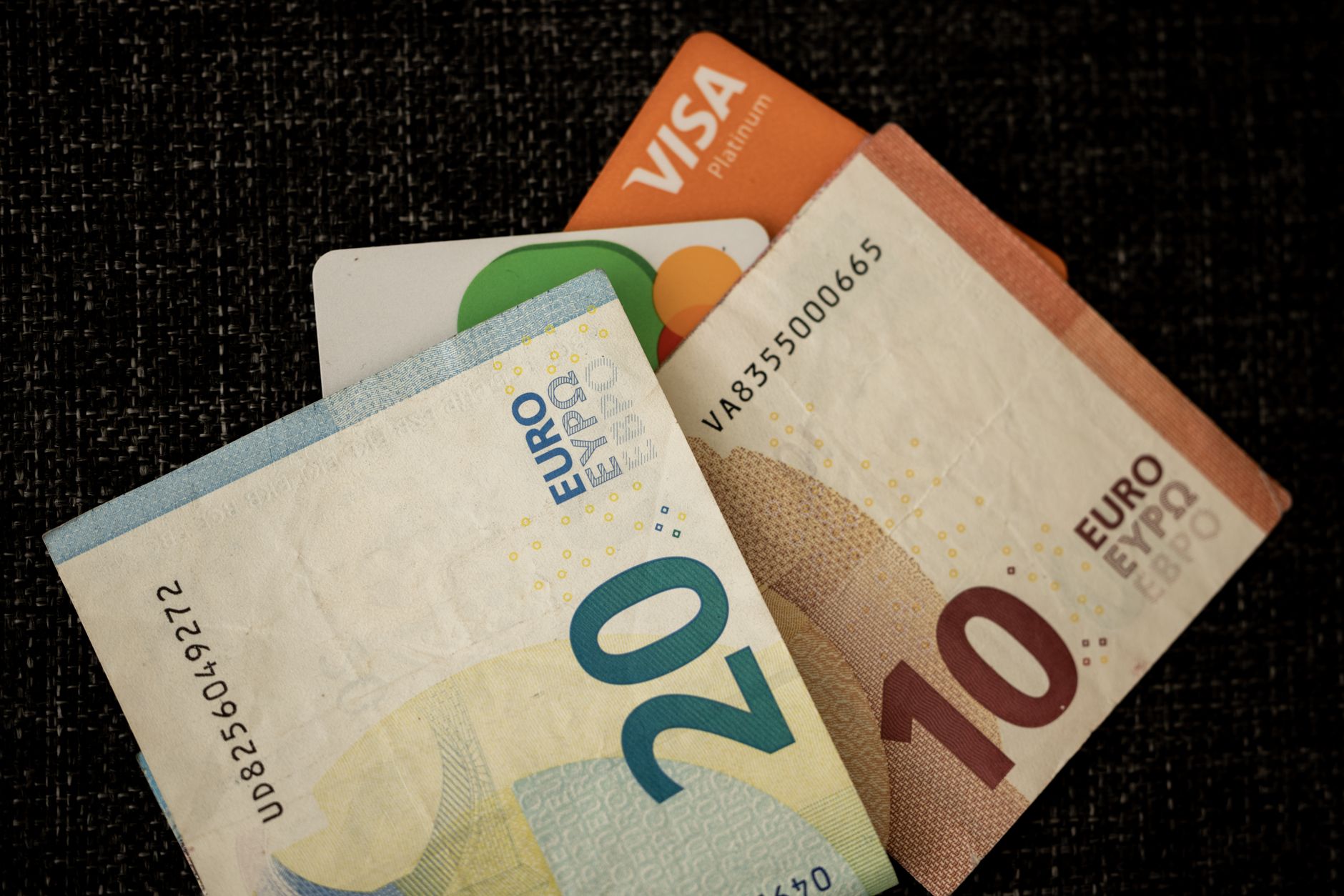 Viajante conferindo dinheiro e cartão sobre uma mesa durante uma viagem à Holanda
