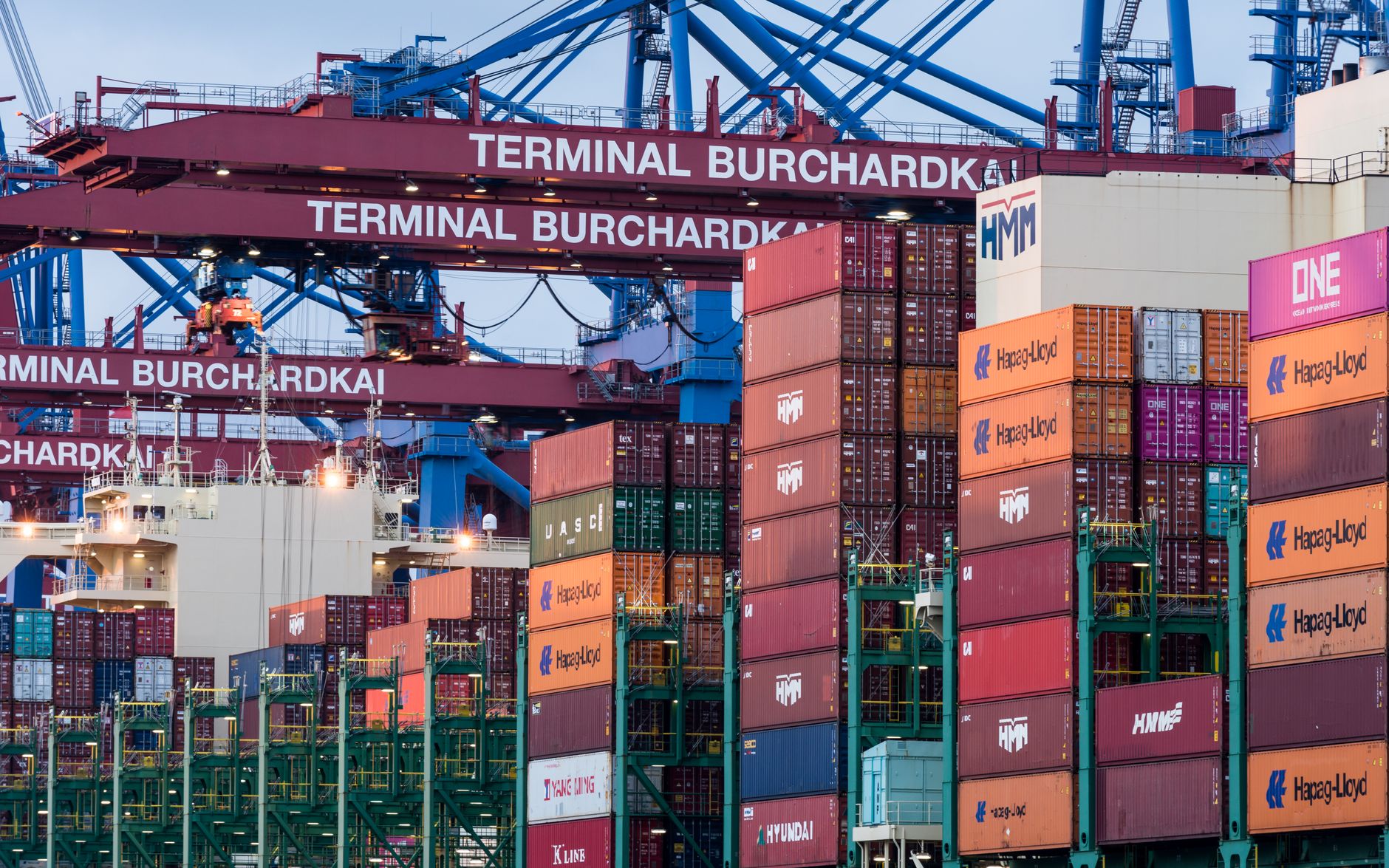 Containers de carga em um porto comercial pronto para transporte de mercadorias.