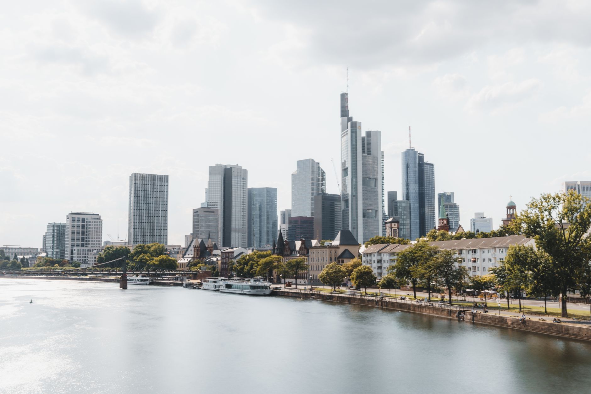 Euro nesta semana: fatores que movem a cotação Beautiful view of Frankfurt's skyline with skyscrapers along the Main River.