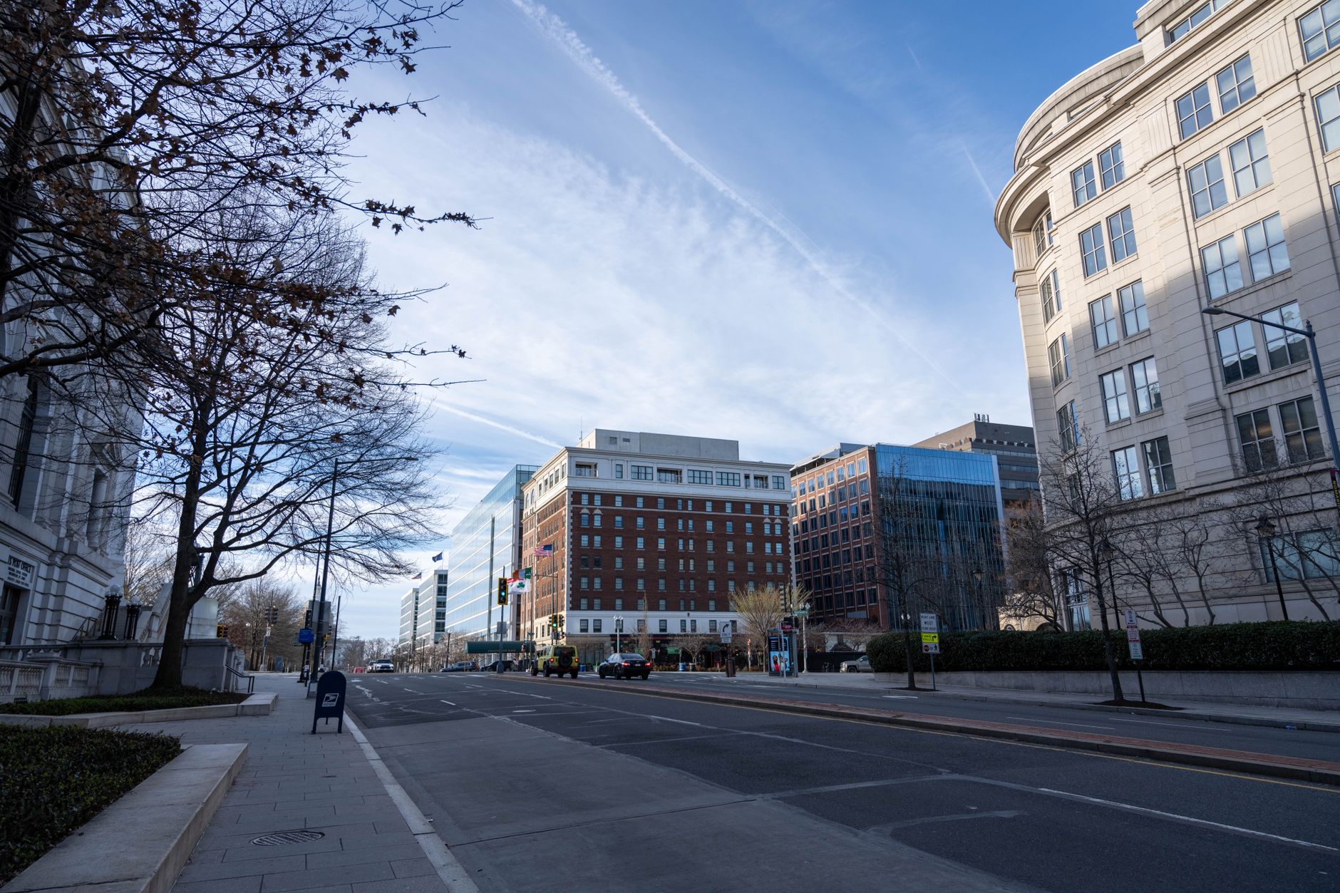 Edifício do Banco Central dos Estados Unidos em Washington com bandeiras americanas na fachada.