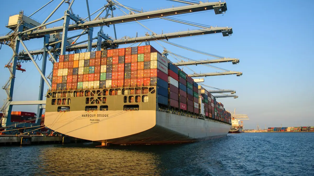 Navio de contêineres atracado em um porto industrial com guindastes