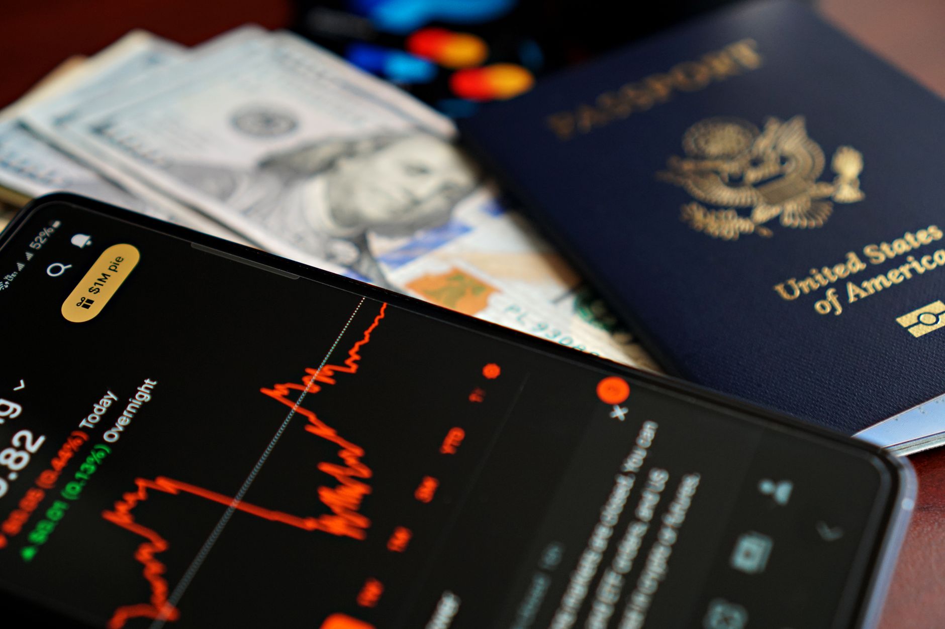 Passaporte e smartphone mostrando aplicativo financeiro com dados de conta em euro.